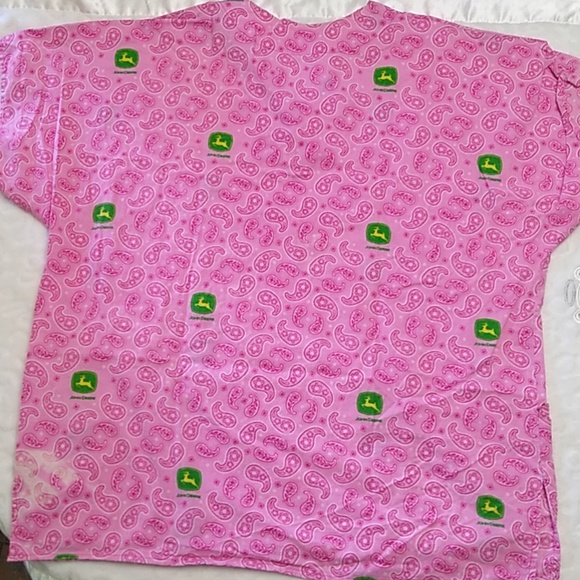 🩷 Scrub Top 🚜John Deere 💚 Size Medium - Large - Picture 7 of 8